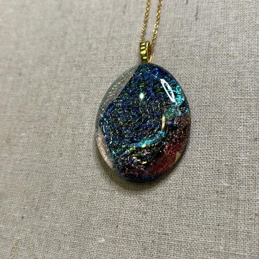Dichroic fused glass pendant with chain - Picture 6 of 9
